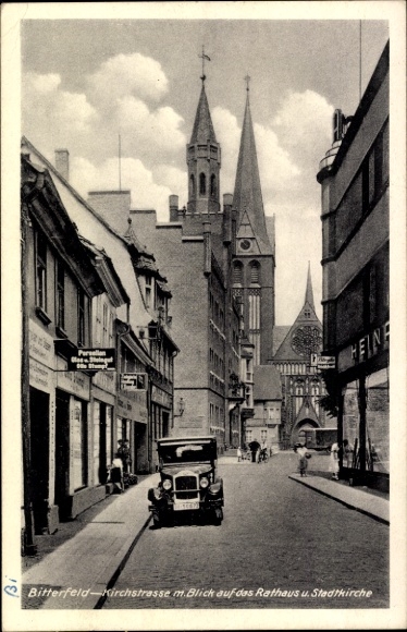 Postcard Bitterfeld in Saxony-Anhalt, view of the town hall, town church, Kirchstraße, old street view