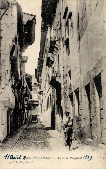 Postcard Fuenterrabia Basque Country, Calle de Pampinot, man in Basque costume