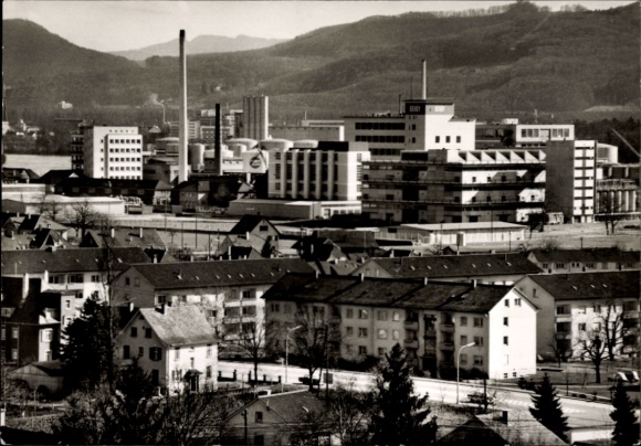 Ak Grenzach Wyhlen am Rhein, Industriegebäude, Wohnhäuser, Berge im Hintergrund, Schwarz-Weiß-Fot