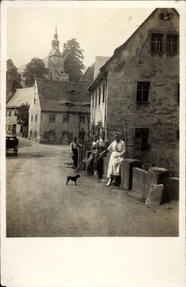 Photo Postcard Liebstadt Erzgebirge Saxony, street, women, dog