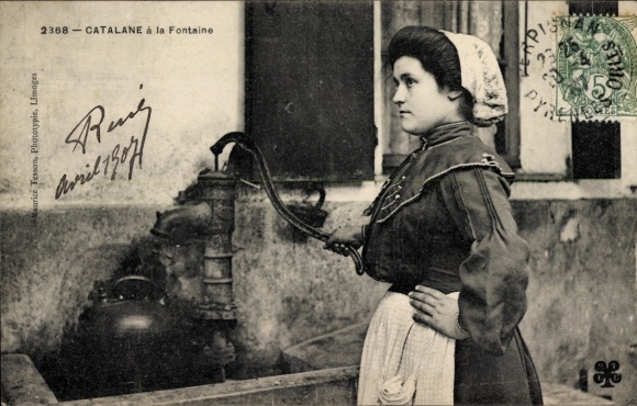 Postcard Catalan, woman in traditional costume at the fountain