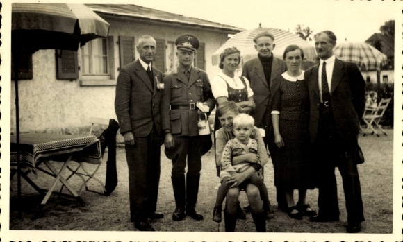 Foto Ak Geringswalde, Gruppenbild, Familie, Mann in Wehrmachtsuniform mit WHW-Sammelbüchse