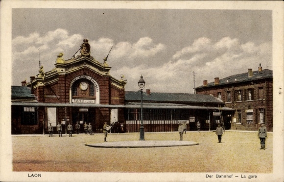 Postcard Laon Aisne, train station architecture, large clock, several people, field PC