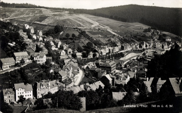 Ak Lauscha in Thüringen , Landschaftsansicht mit Häusern, Wald im Hintergrund, Gebirgslage, Schwa