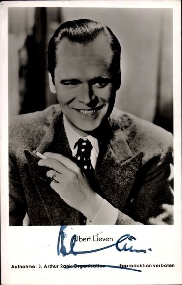 Postcard actor Albert Lieven, portrait with cigarette, autograph