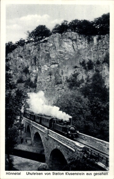Ak Hönnetal Hemer im Sauerland, Eisenbahnstrecke, Uhufelsen von Station Klusenstein gesehen