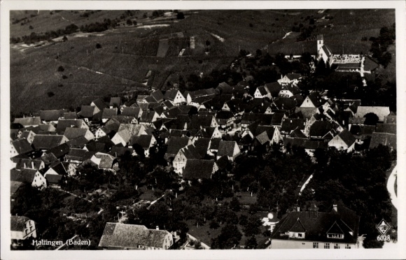 Ak Haltingen Weil am Rhein, Luftaufnahme von Haltingen, viele Dächer, grünes Umland, Kirche sicht