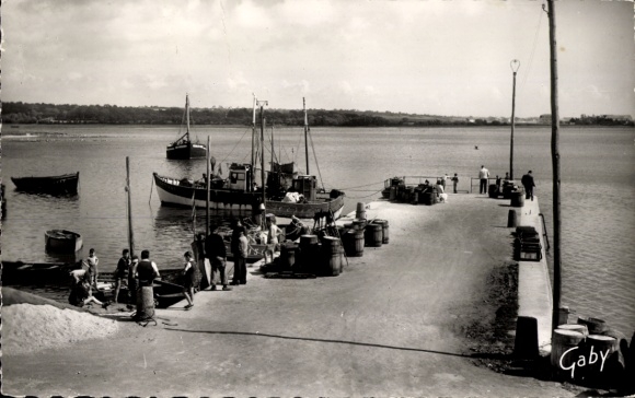 Postcard La Foret Fouesnant Finistère, trawler in the harbor