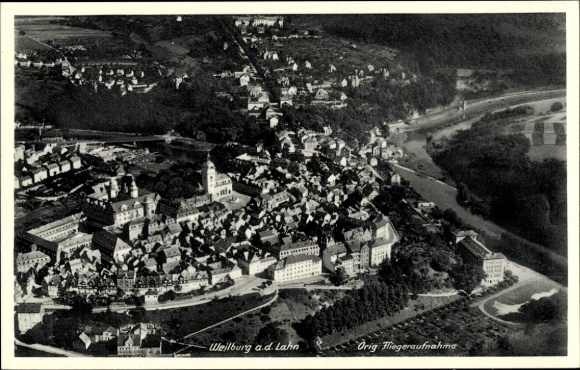 Ak Weilburg an der Lahn Hessen, Luftaufnahme von Weilburg, Stadtansicht, Lahnfluss