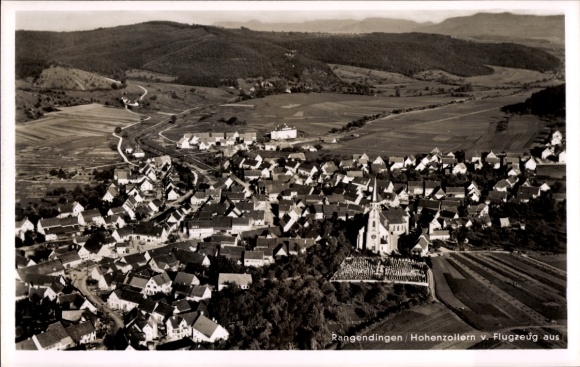 Ak Rangendingen im Zollernalbkreis, Luftaufnahme von  Hohenzollern, ländliche Umgebung, Kirche, H