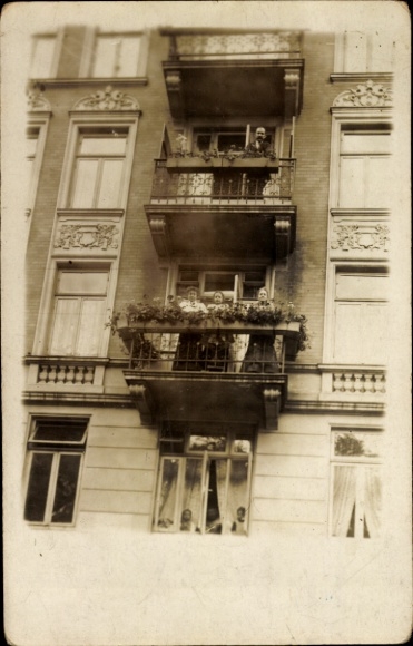 Photo Postcard Hamburg Groß Borstel, residential building Borsteler Chaussee 13, balconies, residents, Lüdgens family