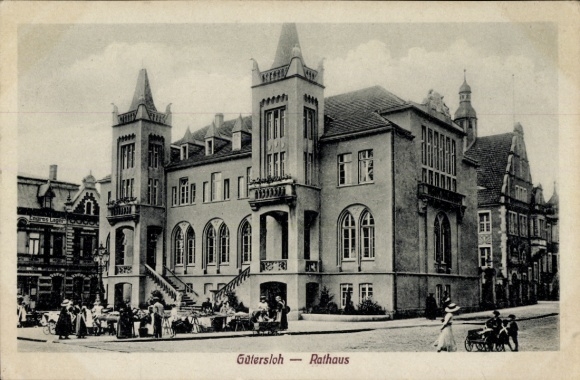 Ak Gütersloh in Westfalen, Rathaus,  Architektur, Menschen auf der Straße