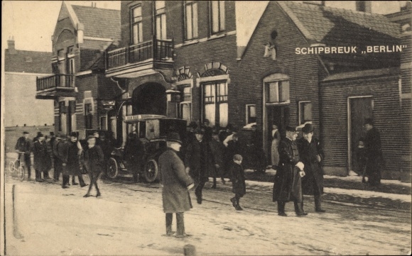 Postcard Hoek van Holland, Prince Hendrik on the site of the shipwreck, Schipreuk Berlin