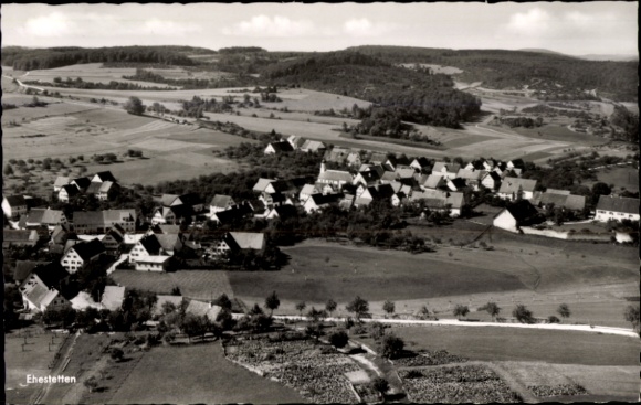 Ak Ehestetten Hayingen auf der Schwäbischen Alb, Luftaufnahme eines Dorfes, viele Häuser, umgeben