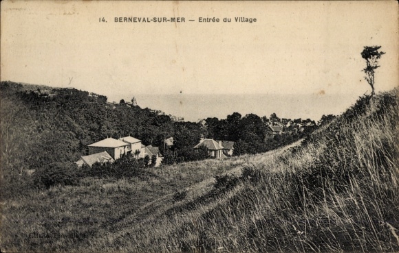 Postcard Berneval sur Mer Seine Maritime, town entrance