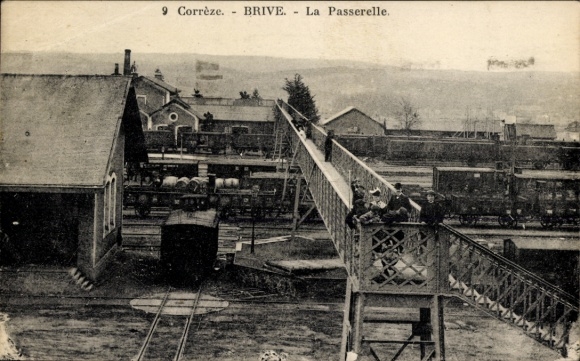 Postcard Brive la Gaillarde Corrèze, passerelle, train station