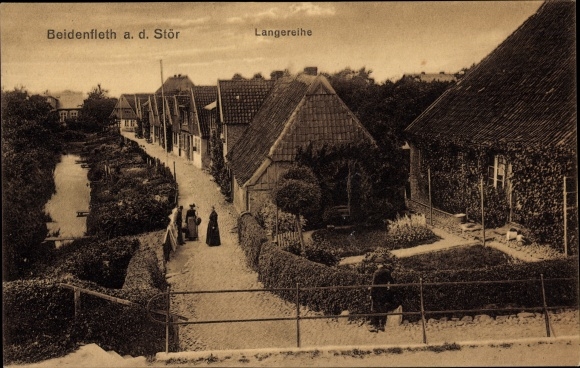 Ak Beidenfleth in Schleswig Holstein, Langereihe, Häuser mit Garten, Passanten