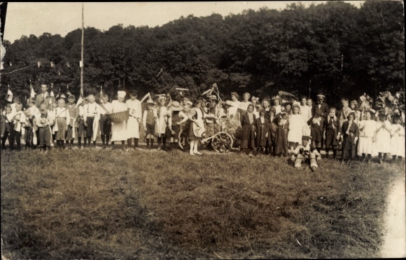 Photo Postcard Goselitz Zschaitz Ottewig in Saxony, children at a school festival in 1924