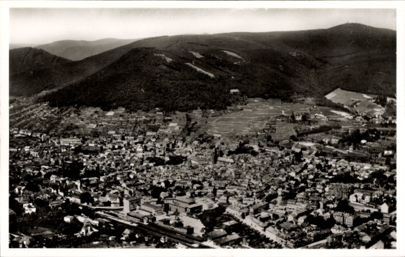 Ak Neustadt an der Weinstraße, Luftaufnahme einer Stadt, Berge im Hintergrund, Häuseransicht, sch