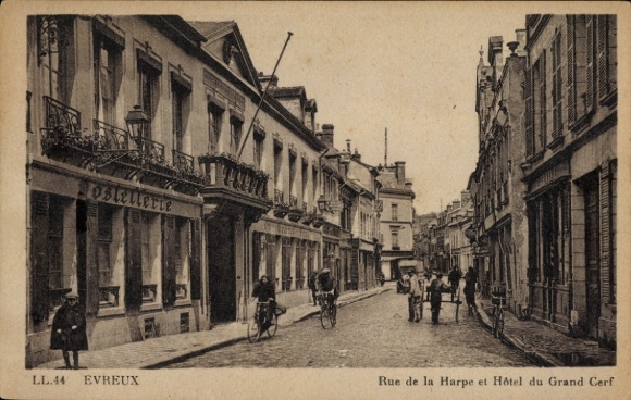 Postcard Évreux Eure, Rue de la Harpe, Hotel du Grand Cerf, bicycles, people