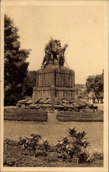 Ak Bamako Mali, monument, soldatenstandbeeld, groene planten, stadspark