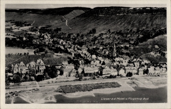 Ak Lieser an der Mosel, Luftaufnahme von Lieser an der Mosel,  Architektur, Landschaft