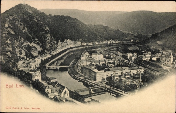 Ak Bad Ems an der Lahn, Luftaufnahme von  Fluss, Berge, Häuser, nmotiv