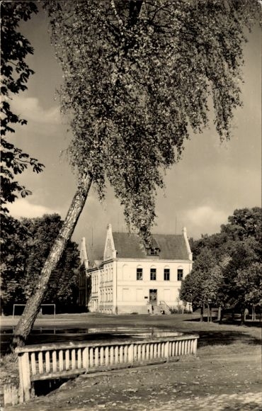 Ak Malchow in Mecklenburg, Historisches Gebäude, Grundstück mit Bäumen, Einfriedung, Naturumge...