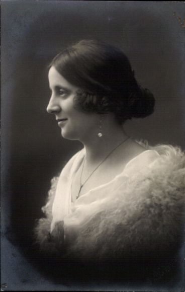 Photo Postcard woman portrait, hairstyle, earring