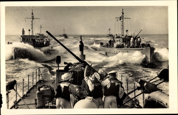 Postcard German warships, Räumboote, Kriegsmarine, sailors at the rear gun