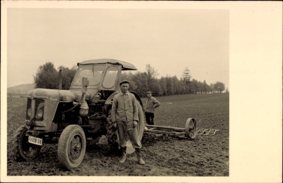 Foto Ak Bischofswerda in Sachsen, Traktor mit Pflug auf einem Feld, Bauern