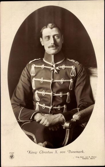 Ak Koning Christian X van Denemarken, portret in huzarenuniform