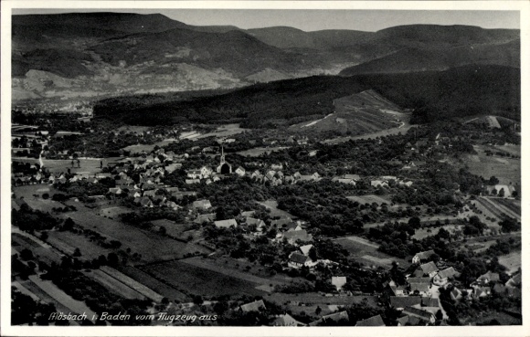 Ak Miesbach in Oberbayern, Luftaufnahme von  Berge im Hintergrund, ländliche Umgebung, Landschaft