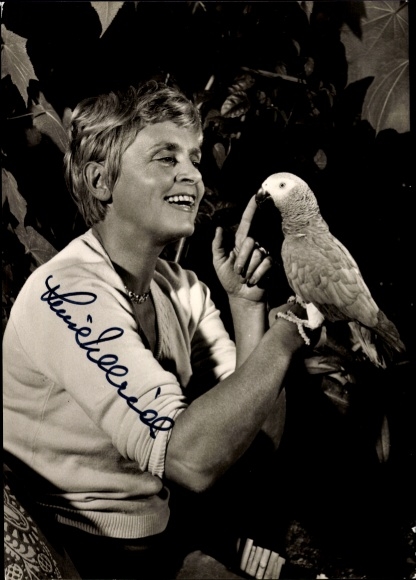 Postcard actress Luise Ullrich, portrait with parrot, autograph