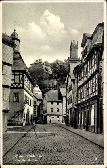 Ak Dillenburg in Hessen, Luftkurort  altes Rathaus,  Gebäude, Kopfsteinpflasterstraße