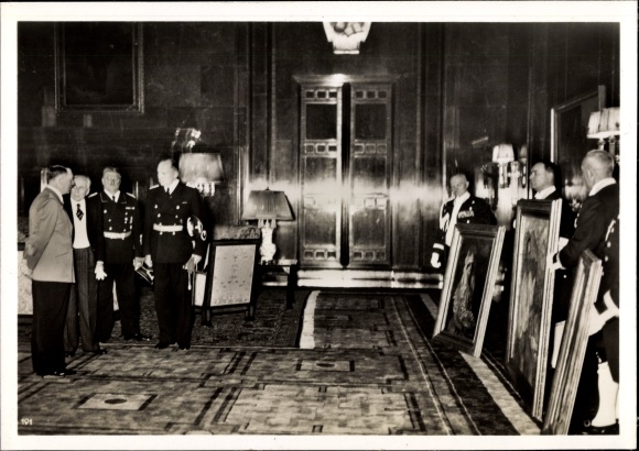 Photo Hoffmann, 3 paintings by the Spanish painter Zuloaga as a gift from Franco to Hitler, July 1939
