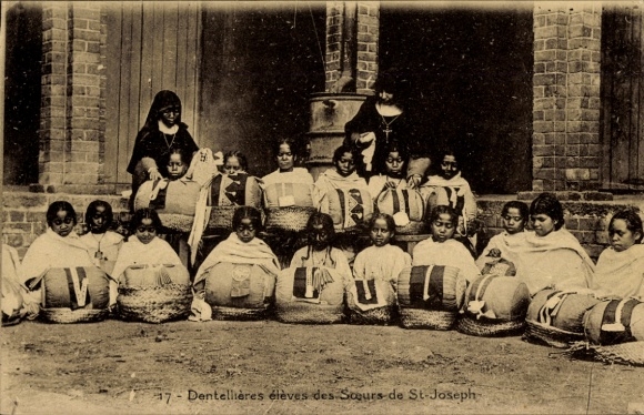 Postcard Missions, Dentellières élèves des Soeurs de St-Joseph
