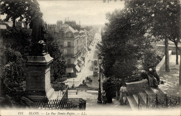 Postcard Blois Loir-et-Cher, view of Rue Denis-Papin, statue, city view, trees, street view