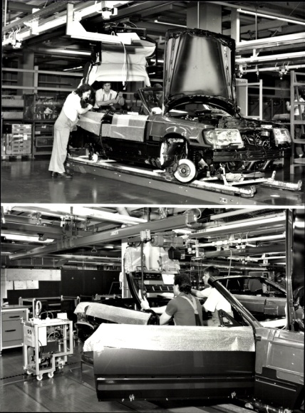 Photo Mercedes Benz Cabriolet 300 CE 24 in the production hall, factory photo