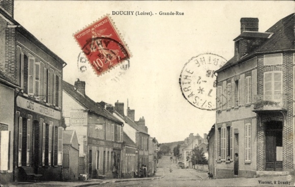 Postcard Douchy Loiret, black and white, street, houses, Chocolat Menier, stamp