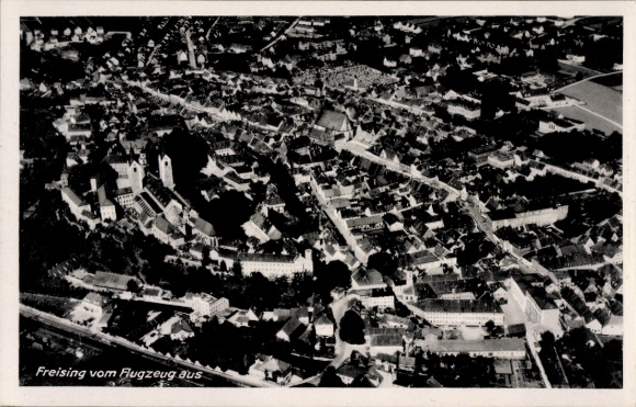 Ak Freising in Oberbayern, Luftaufnahme von   Gebäude, Stadtansicht
