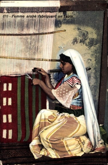 Postcard Arab woman making a rug, Teppichweberin