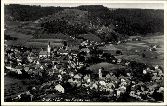 Ak Dietfurt an der Altmühl Oberpfalz, Luftaufnahme von Dietfurt, Kirche, Häuser, ländliche Landsc