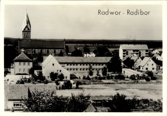 Ak Radibor in Sachsen, Blick auf Kirche, Gebäude, ländliche Umgebung, schwarz-weiß
