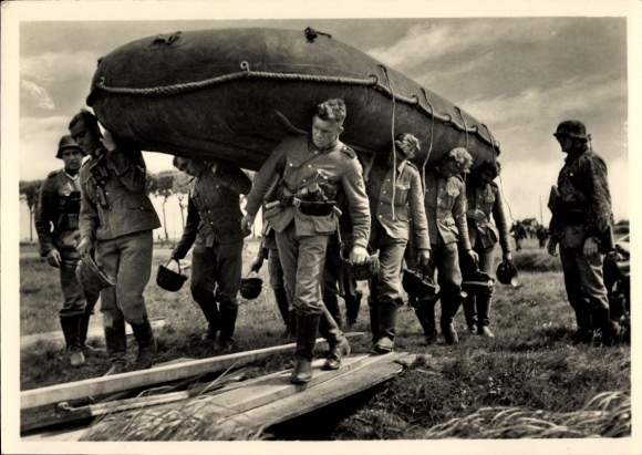 Postcard Waffen SS, With the raft bag to the river, EAS 373