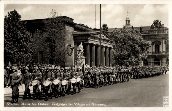 Postcard Berlin Mitte, parade of soldiers, memorial