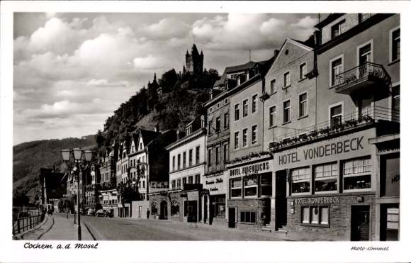 Ak Cochem an der Mosel, Schwarzwaldhäuser, Flussufer, Hotel Vonderbeck, Burg auf dem Hügel