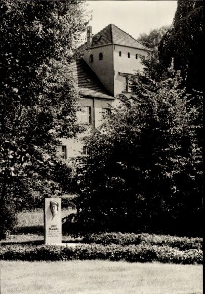 Postcard Storkow in der Mark, castle, partial view, tomb