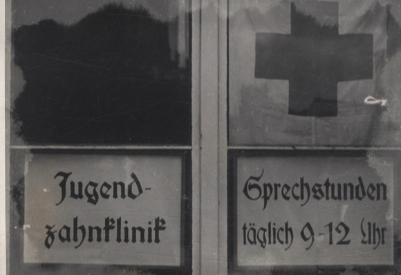 Original photo Berlin Weißensee, School Dental Clinic, 1946