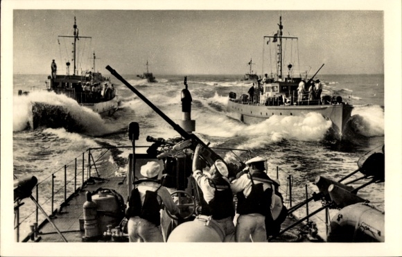 Postcard German warships, minesweepers, navy, sailors at the stern gun